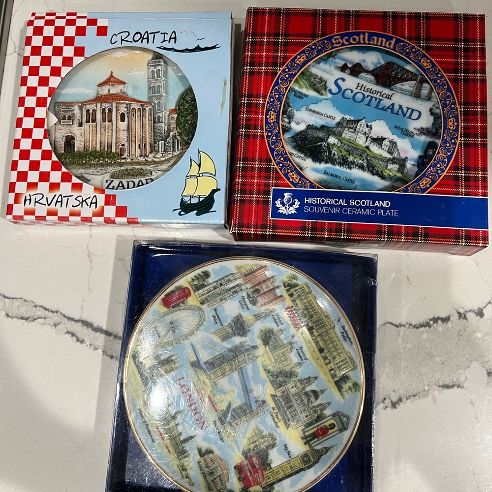 Souvenir decorative plates with stands, set of 3. New in box